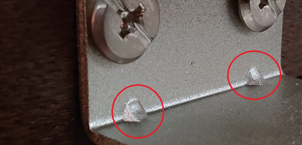 在钣金加工中，有时会出现其他机械加工中没有的问题。附加加强筋（楔子）是在折弯根部附加三角形的加强筋的加工法。